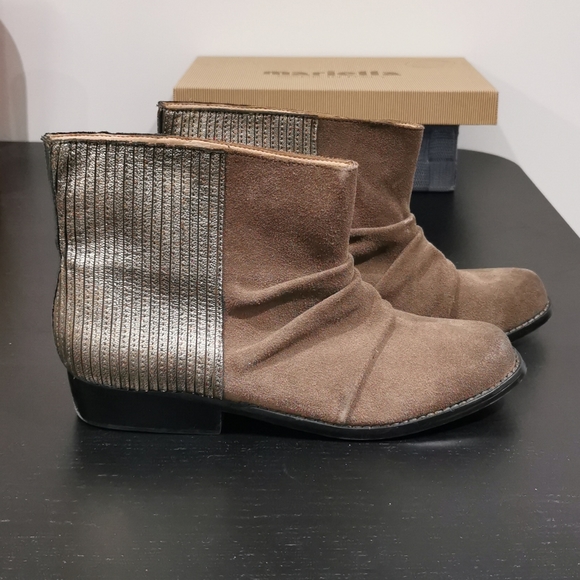 Taupe/gold suede ankle boots - Picture 2 of 7